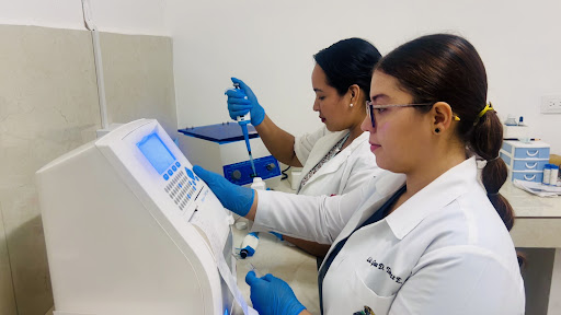 Interior moderno del Laboratorio Clínico DIMILAB en Chinandega